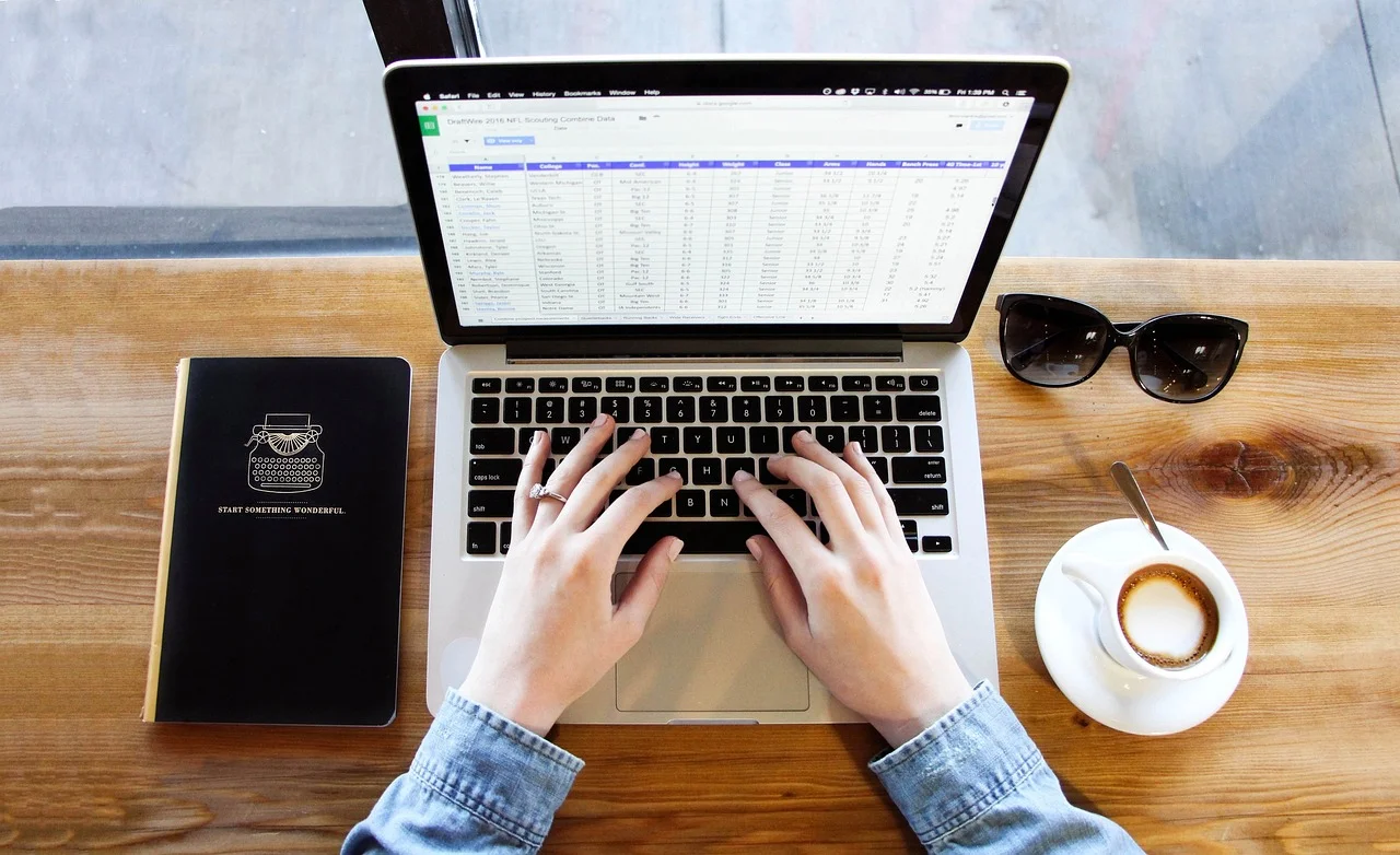 NotebookLM 仕事活用術ガイド｜オフィスワーカーが議事録と資料整理を時短する使い方